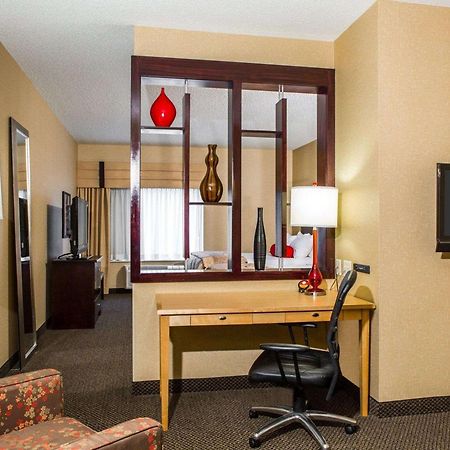 Cambria Hotel Травърс Сити Екстериор снимка
