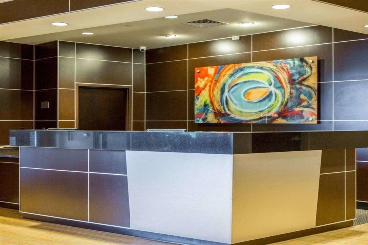 Cambria Hotel Травърс Сити Екстериор снимка