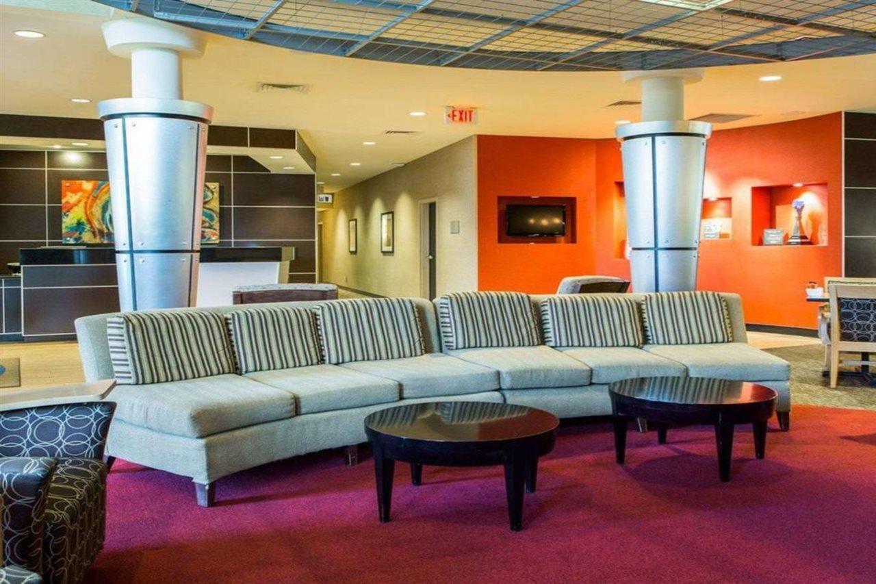 Cambria Hotel Травърс Сити Екстериор снимка