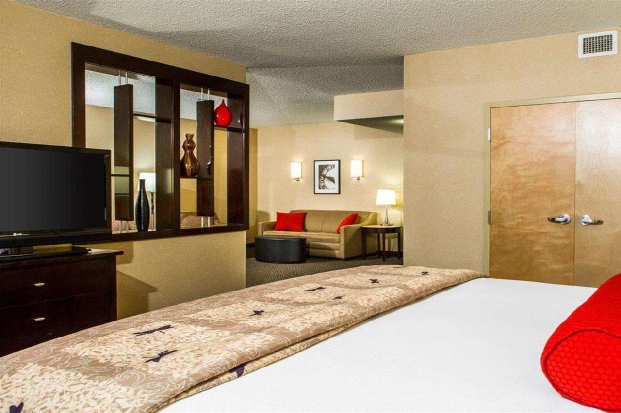 Cambria Hotel Травърс Сити Екстериор снимка