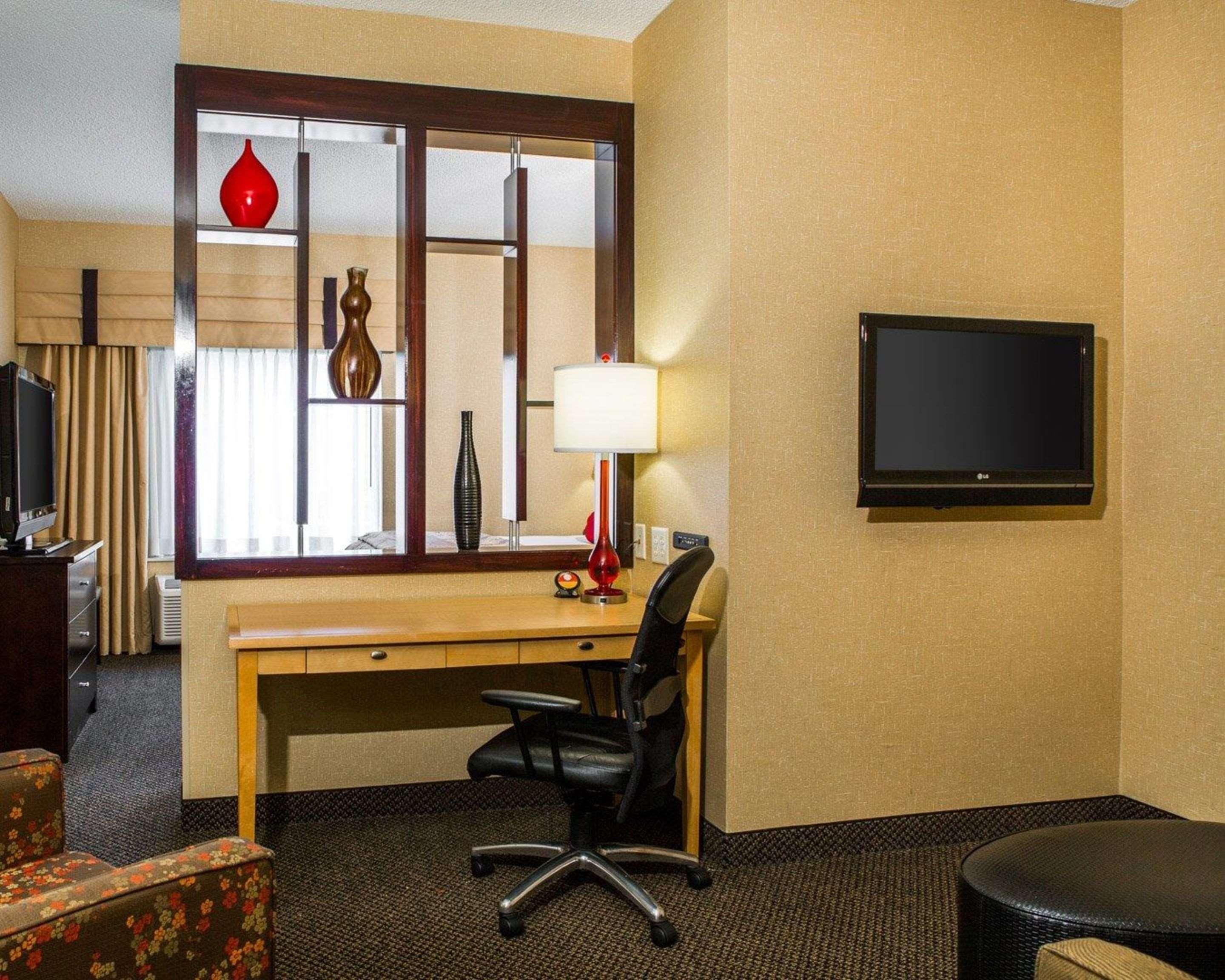 Cambria Hotel Травърс Сити Екстериор снимка