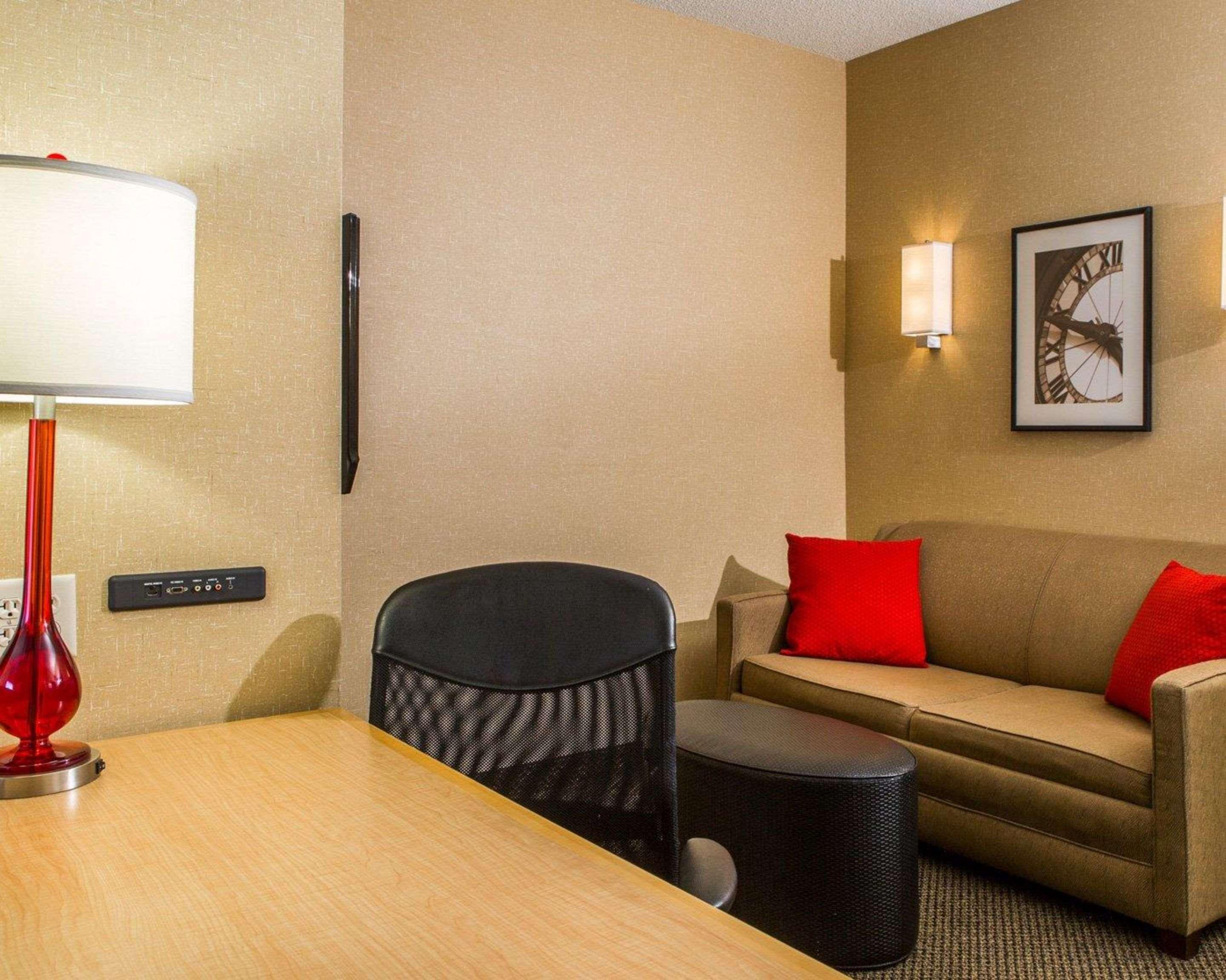 Cambria Hotel Травърс Сити Екстериор снимка