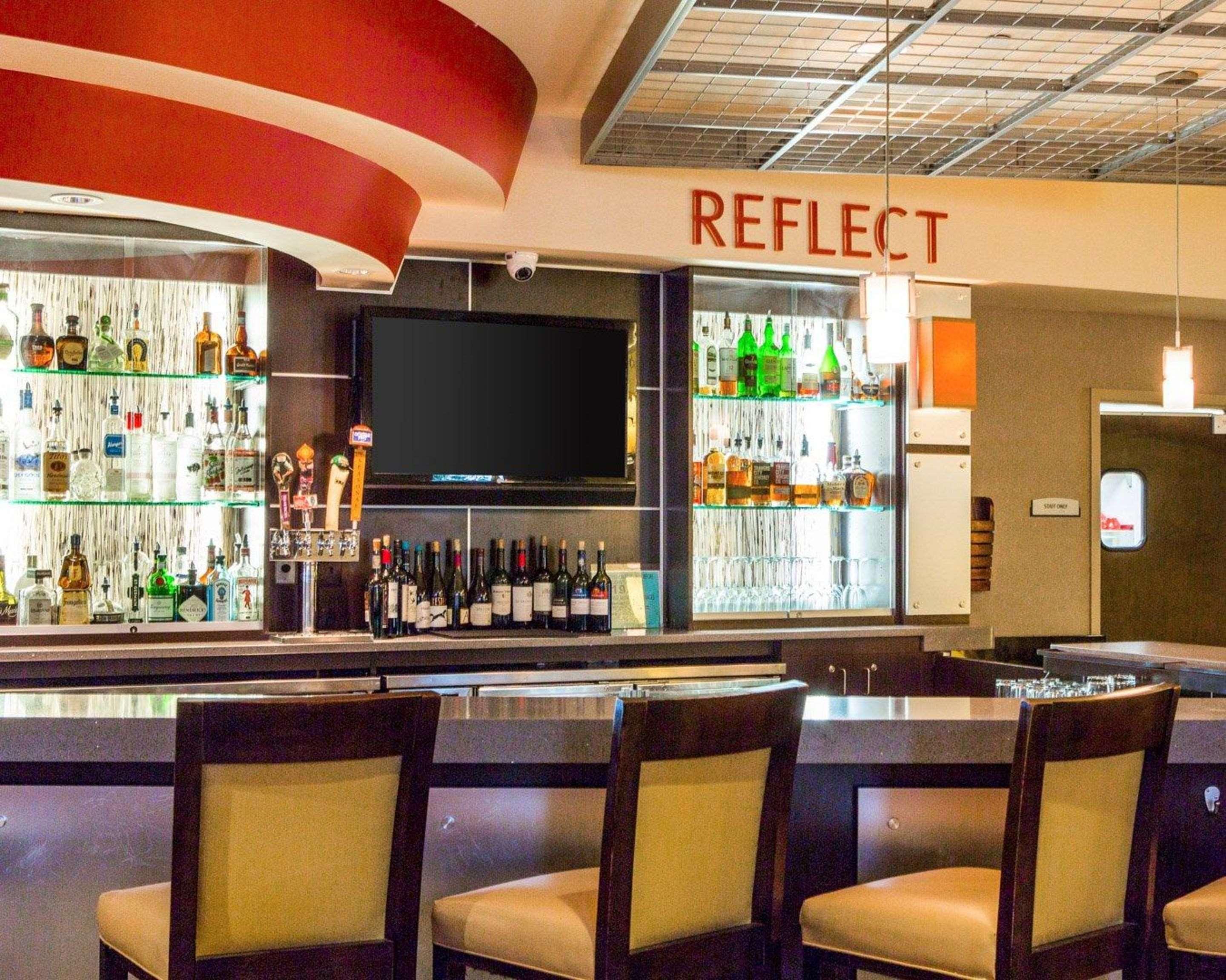 Cambria Hotel Травърс Сити Екстериор снимка