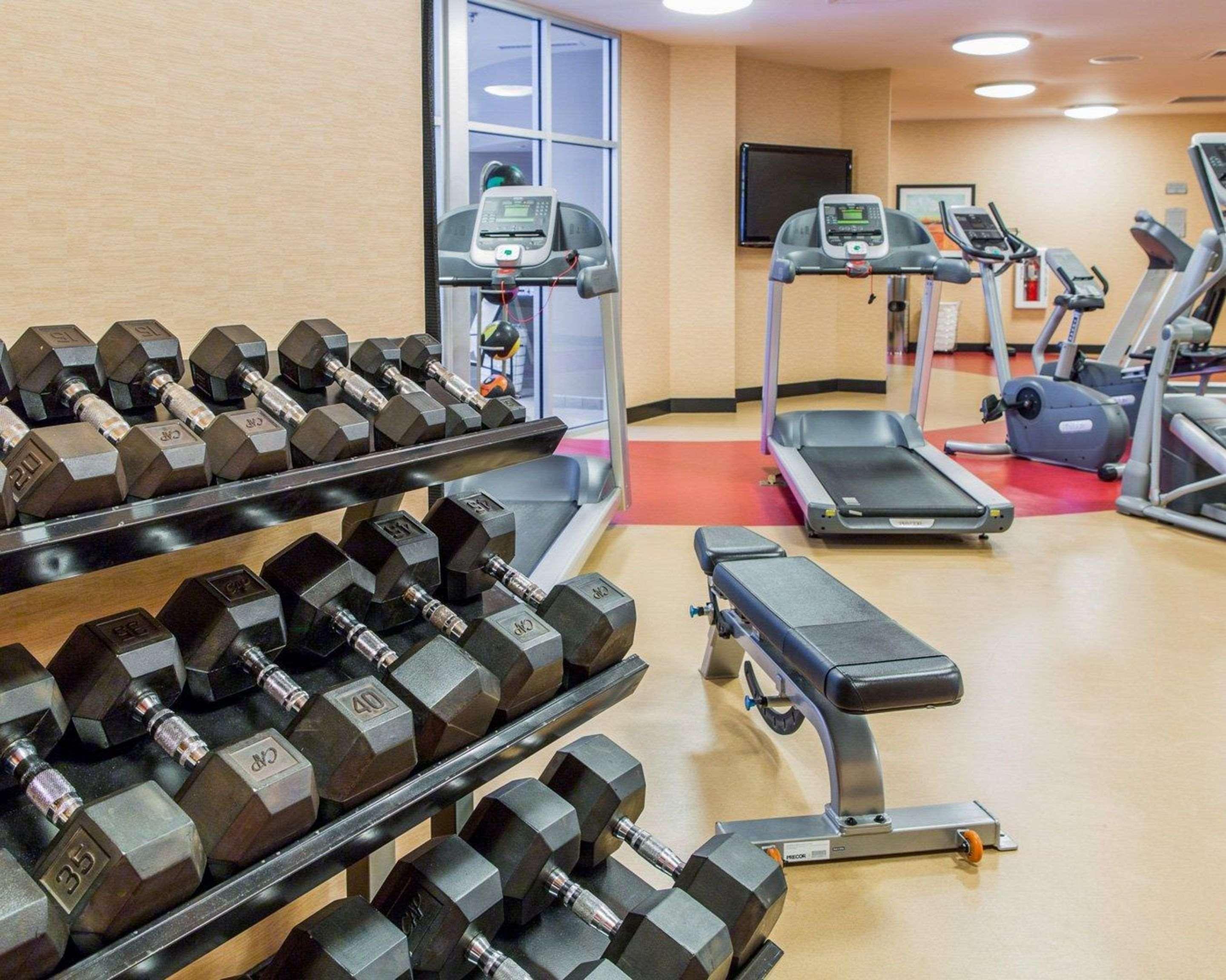 Cambria Hotel Травърс Сити Екстериор снимка