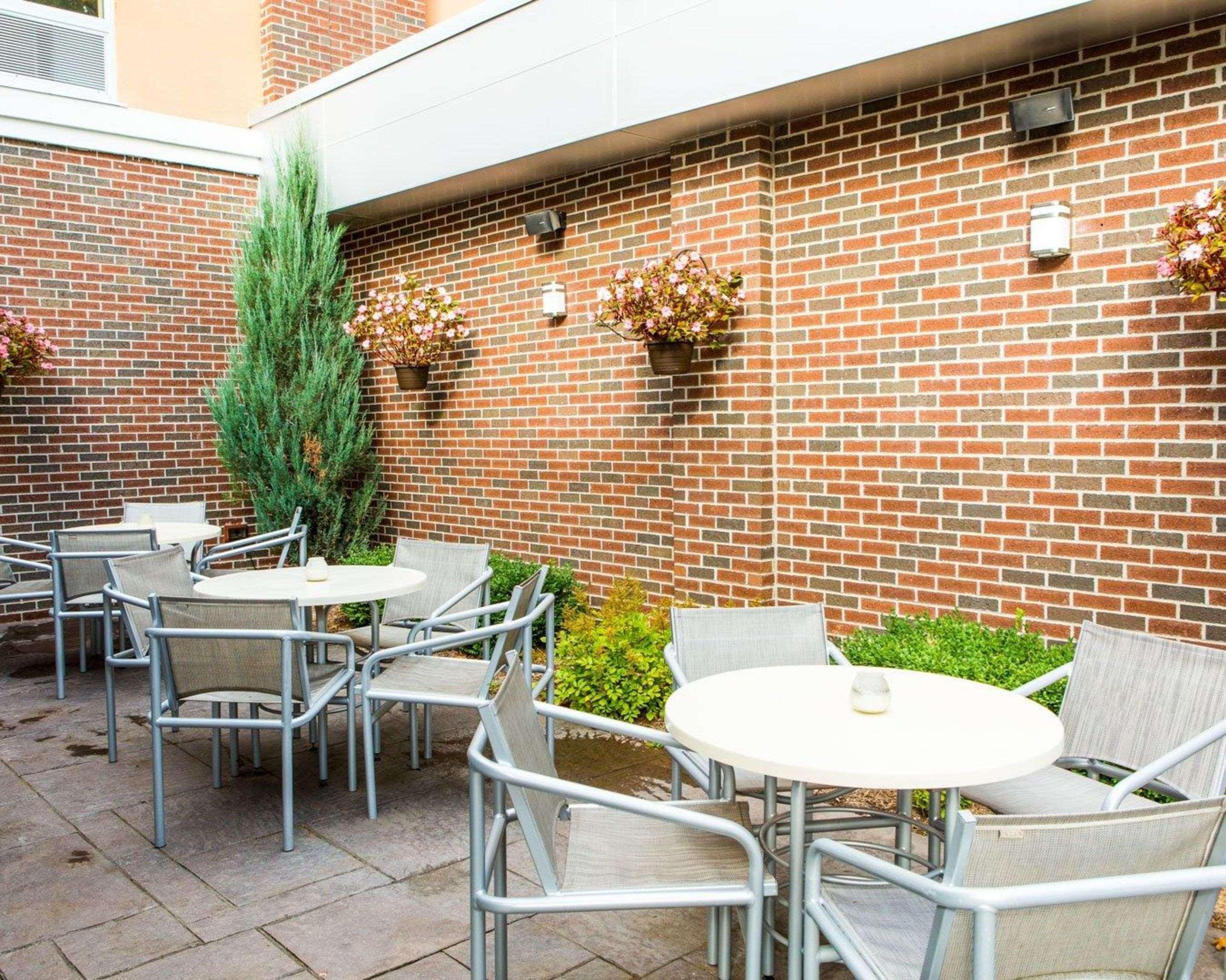 Cambria Hotel Травърс Сити Екстериор снимка