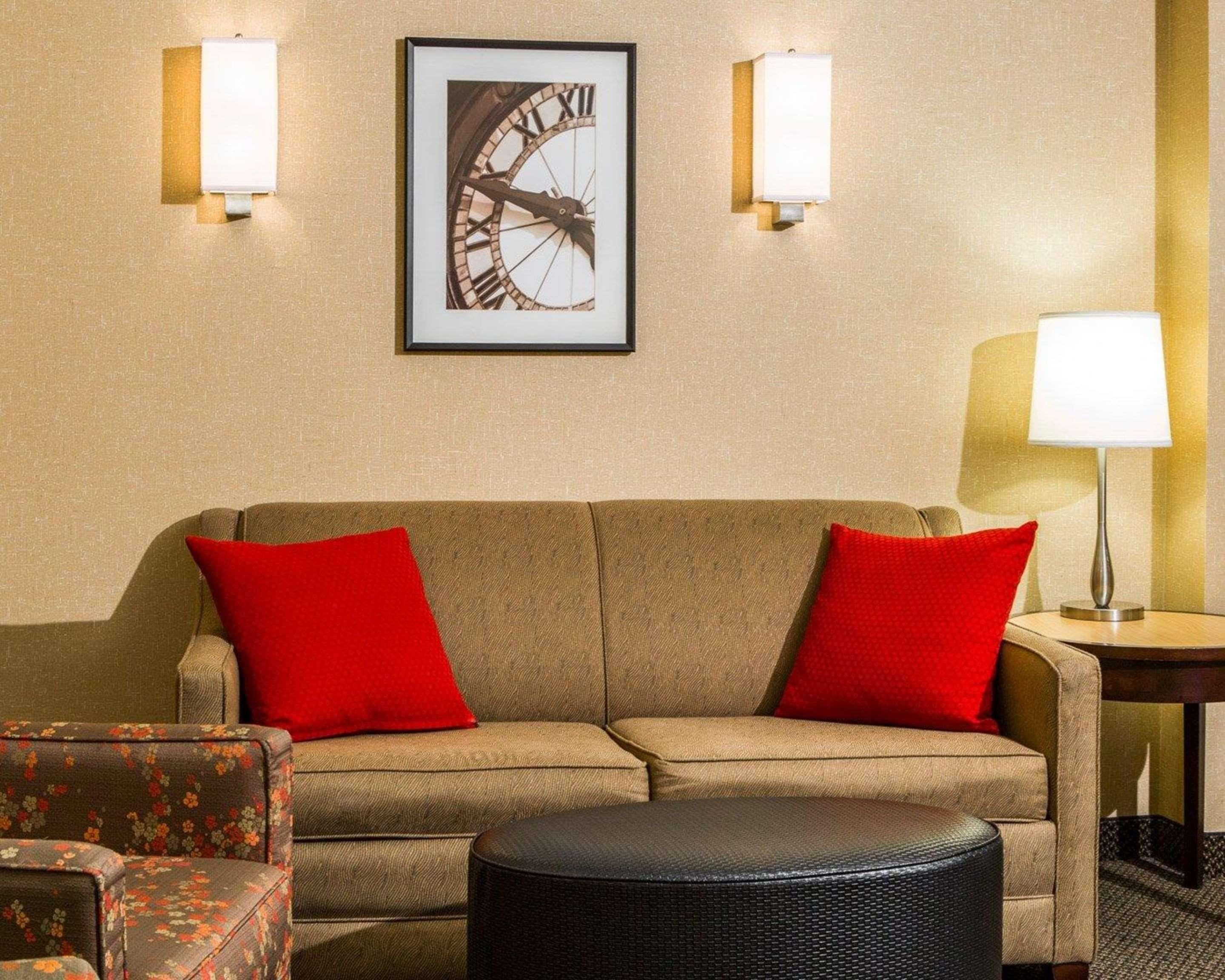 Cambria Hotel Травърс Сити Екстериор снимка