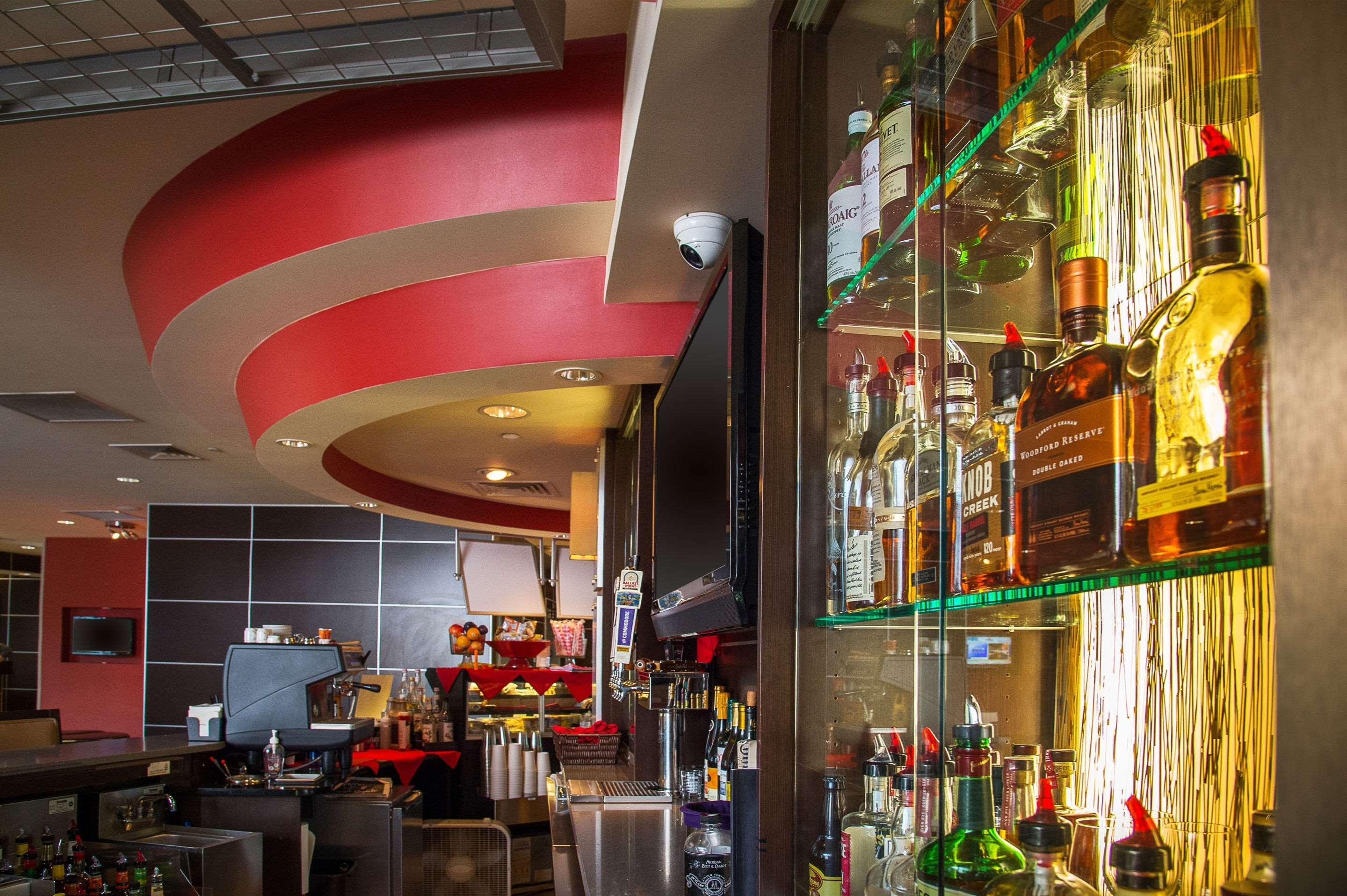 Cambria Hotel Травърс Сити Екстериор снимка