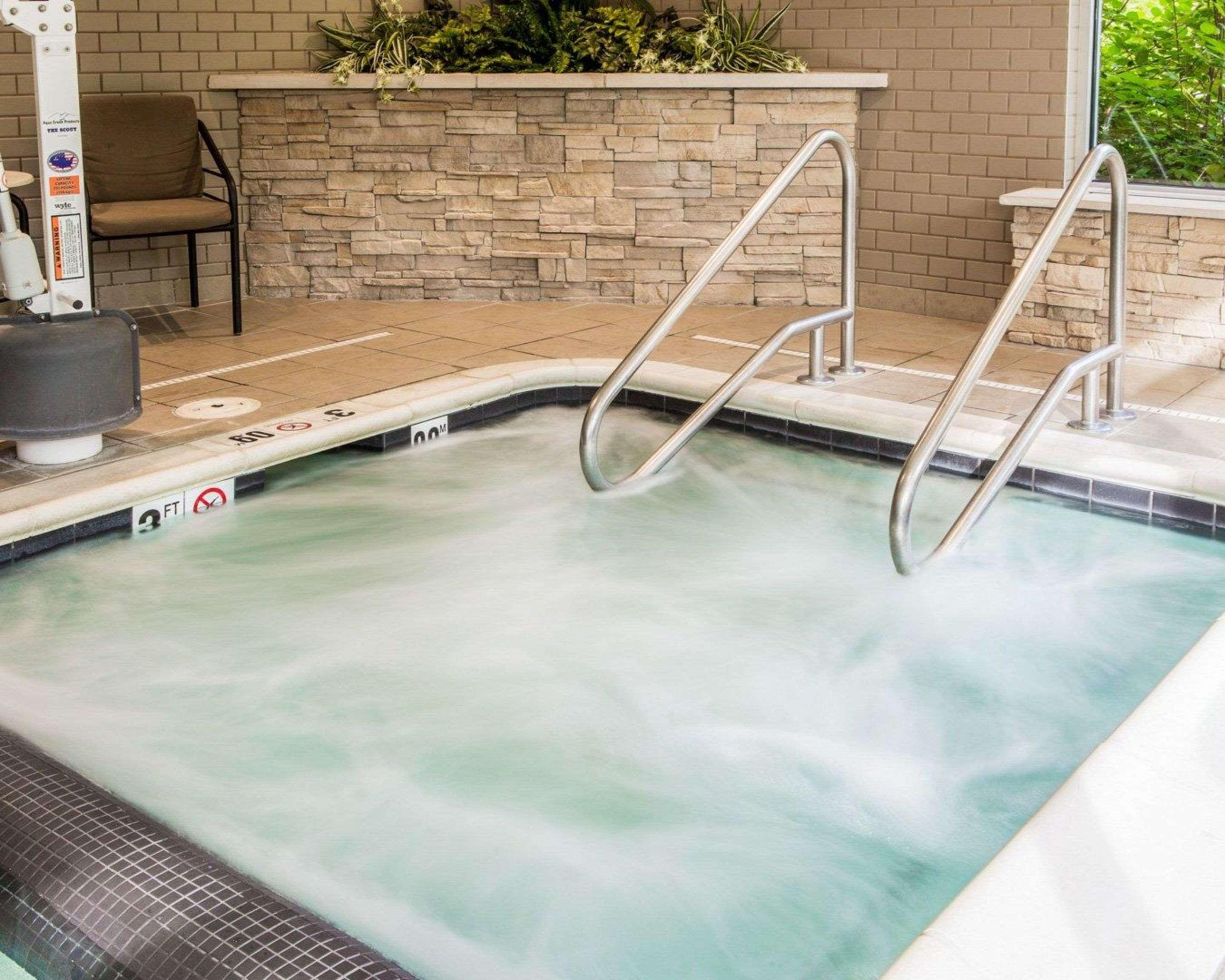 Cambria Hotel Травърс Сити Екстериор снимка