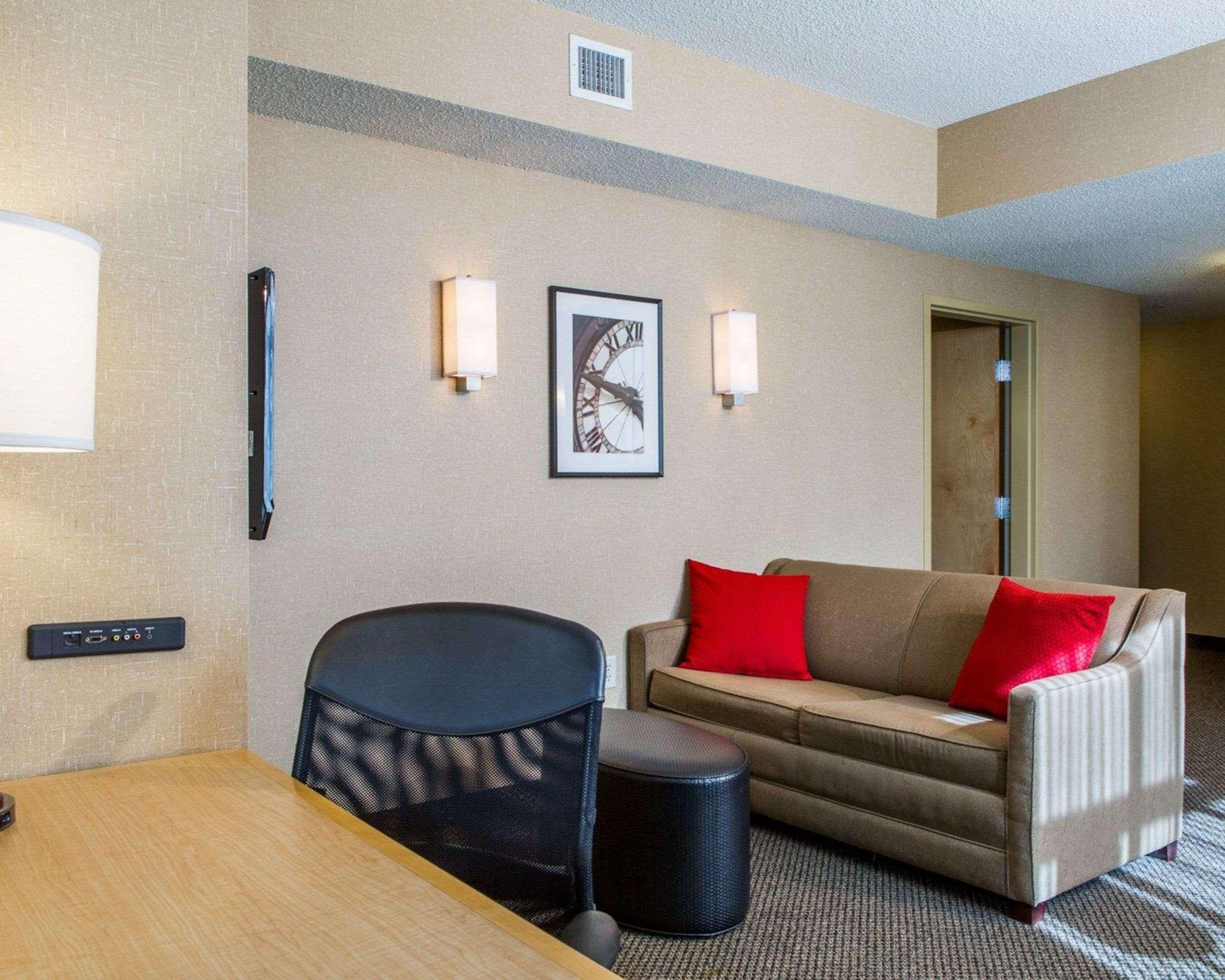 Cambria Hotel Травърс Сити Екстериор снимка