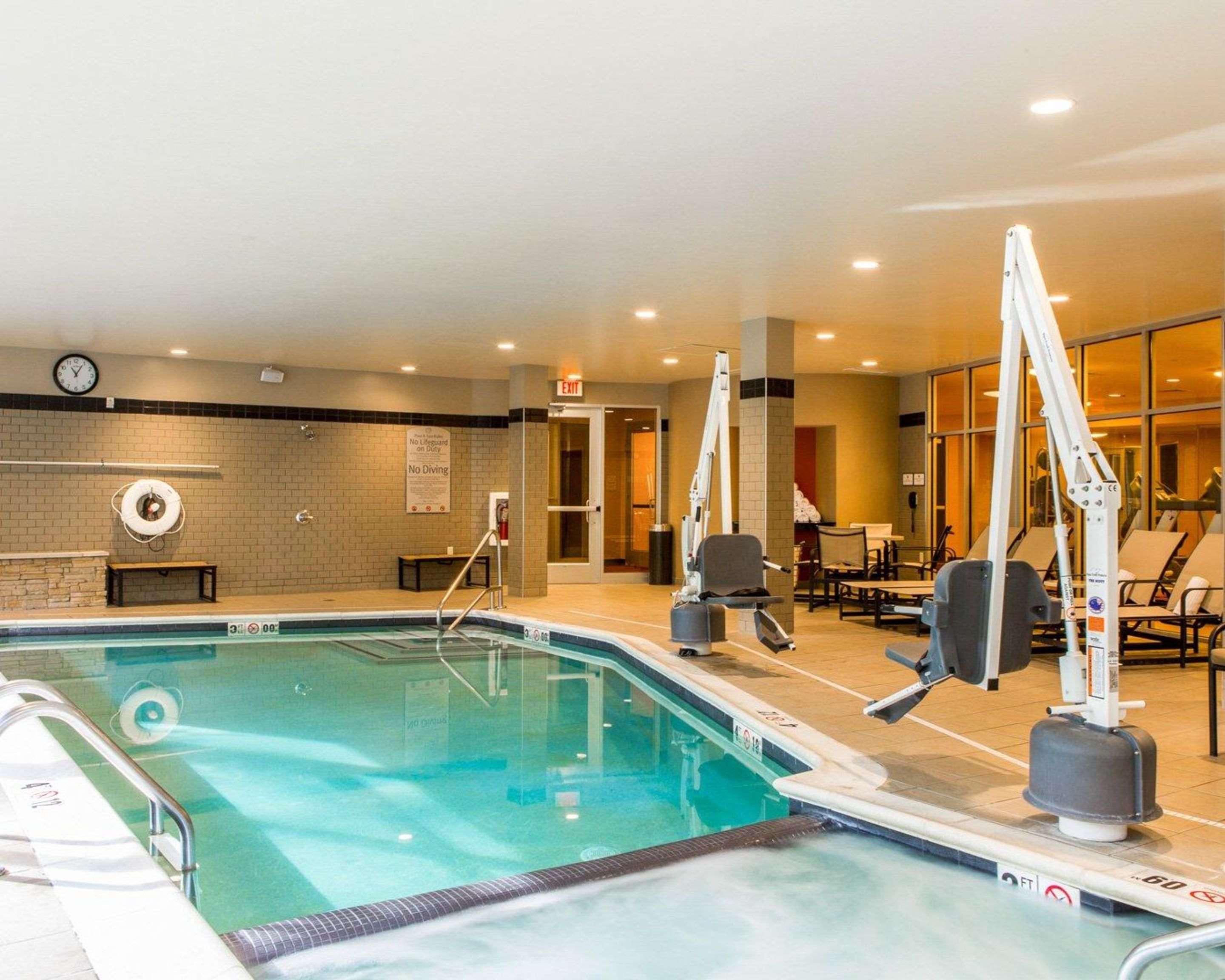 Cambria Hotel Травърс Сити Екстериор снимка