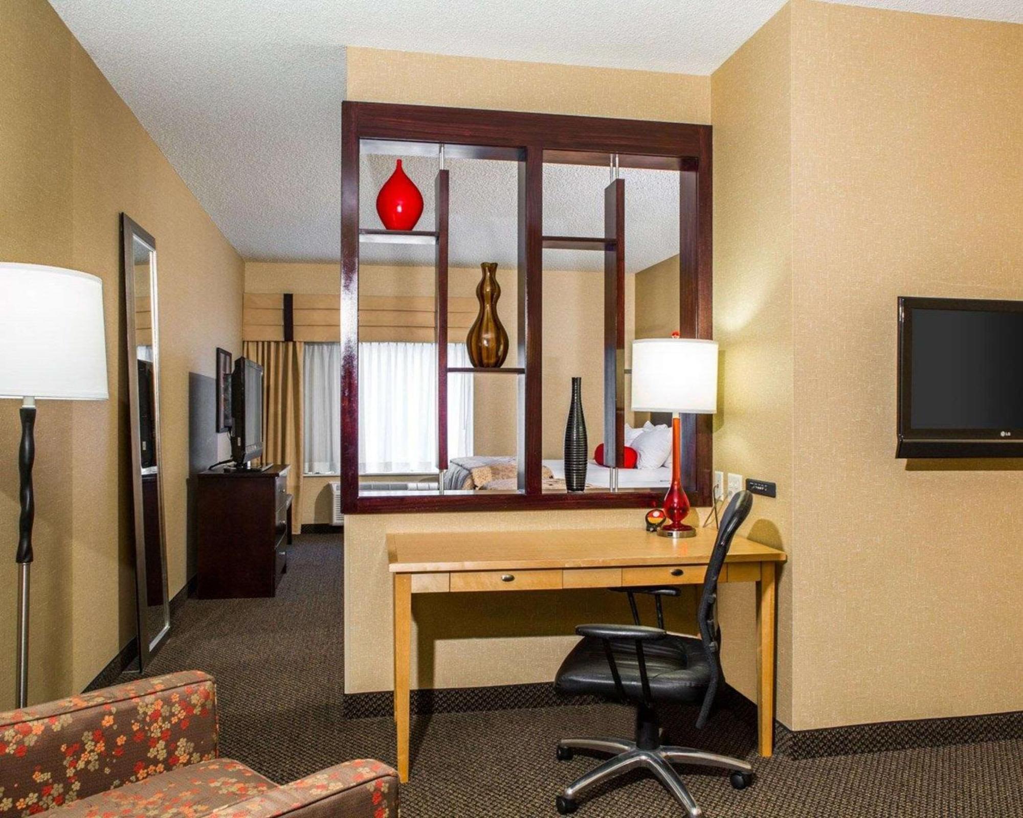 Cambria Hotel Травърс Сити Екстериор снимка