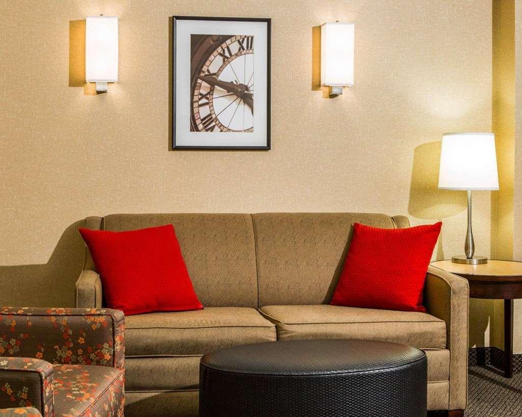 Cambria Hotel Травърс Сити Стая снимка