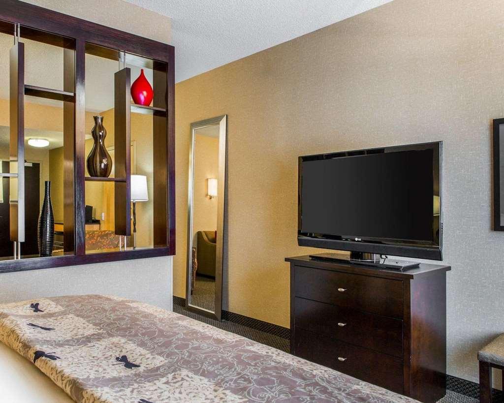 Cambria Hotel Травърс Сити Стая снимка