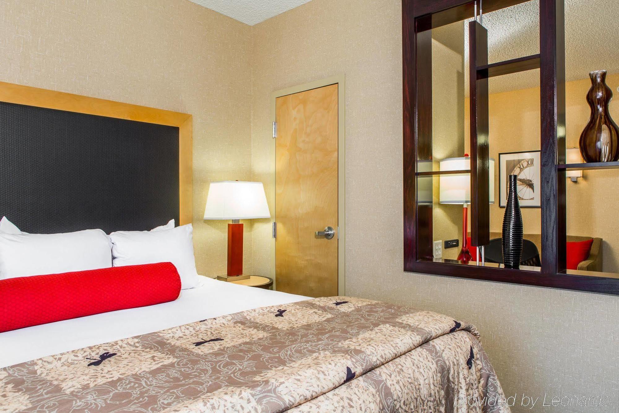 Cambria Hotel Травърс Сити Екстериор снимка