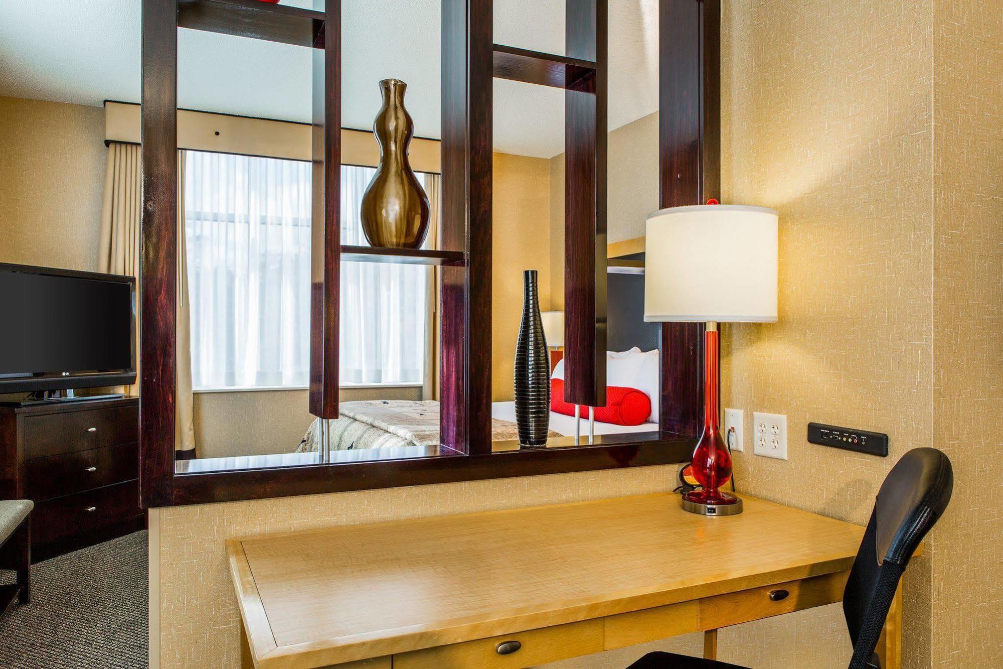 Cambria Hotel Травърс Сити Екстериор снимка
