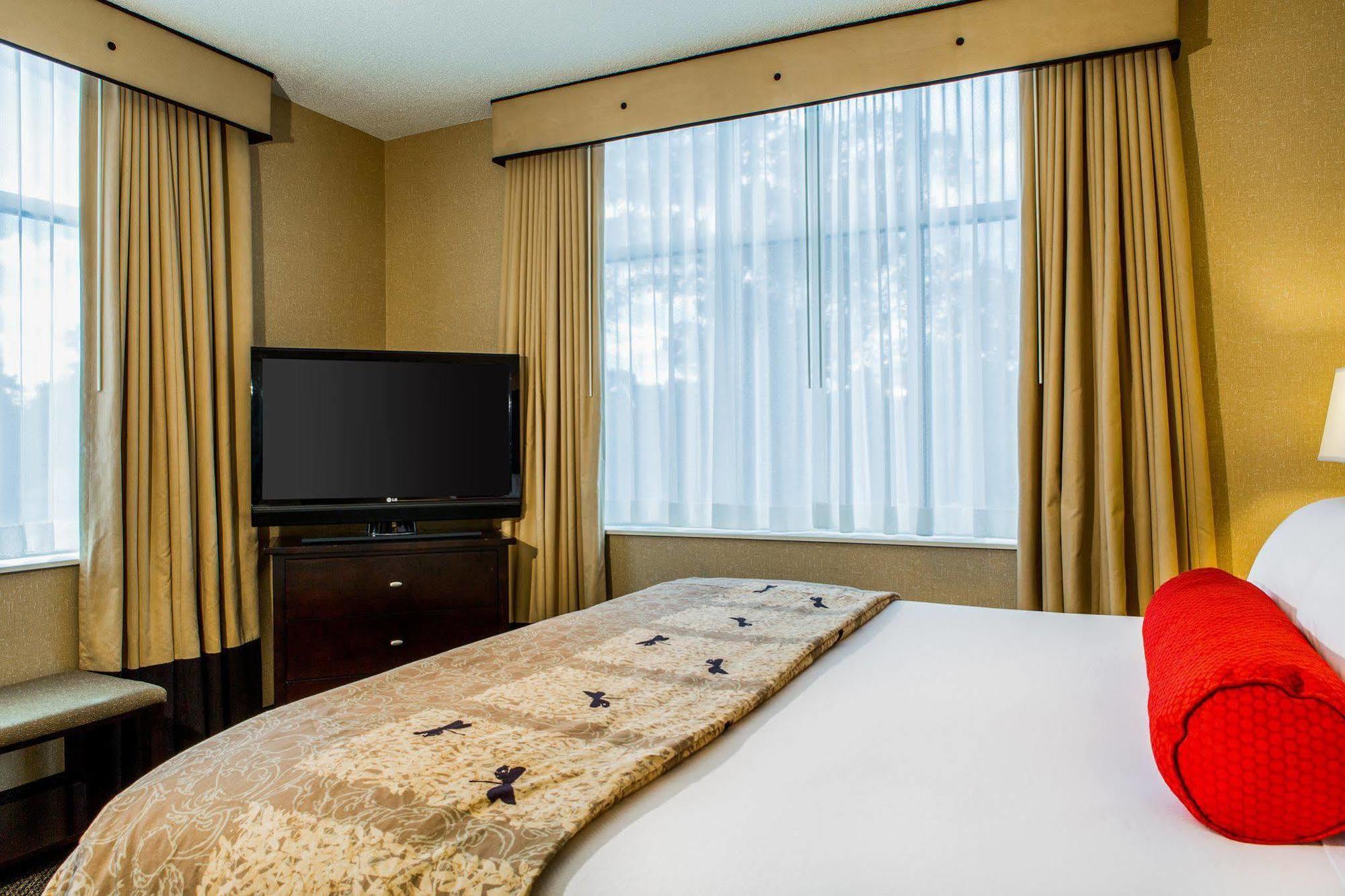 Cambria Hotel Травърс Сити Екстериор снимка