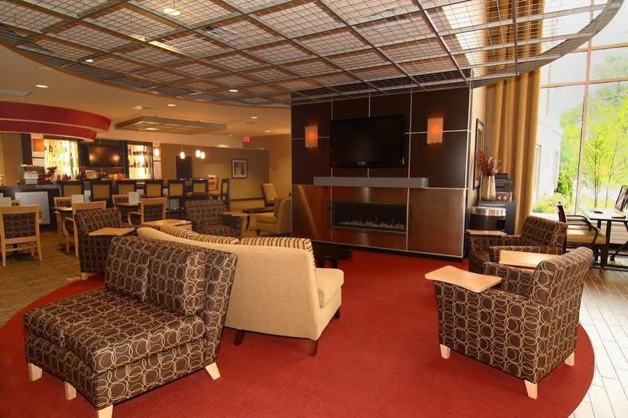 Cambria Hotel Травърс Сити Екстериор снимка