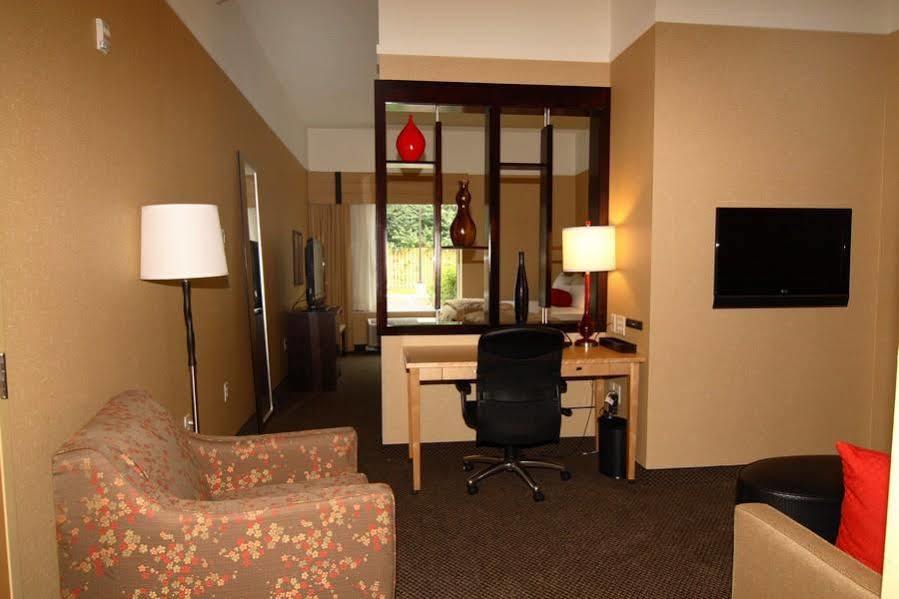 Cambria Hotel Травърс Сити Екстериор снимка